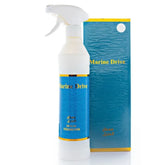 Witte spuitfles met blauwe en gouden Marine Drive branding voor Roomspray Marine Drive